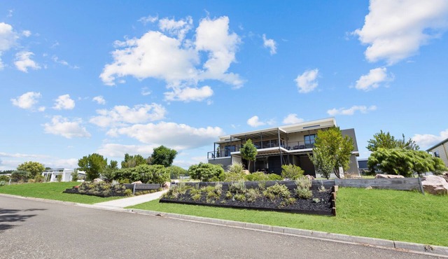Elevation: A stunning modern holiday home with a fantastic entertaining deck in Newlands Arm