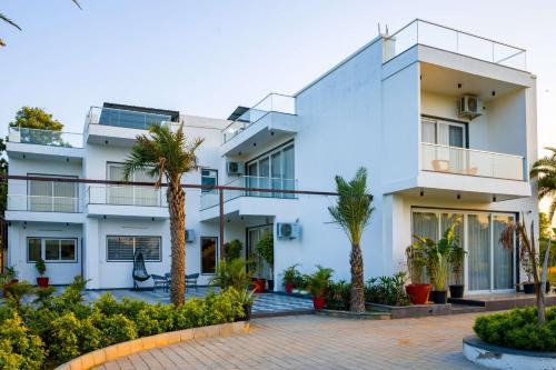 ELIVAAS Signature AdhiVa 5-BHK Farmhouse with Private Pool, Bar & Lush Garden in Bahora