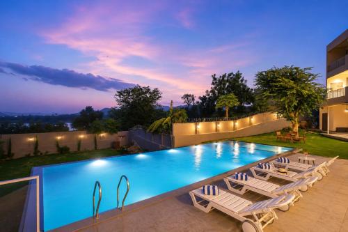 ELIVAAS Signature Miran by the lake Pet-Friendly Boutique Room with Lake View, Infinity Edge Pool, Activity Room & Garden