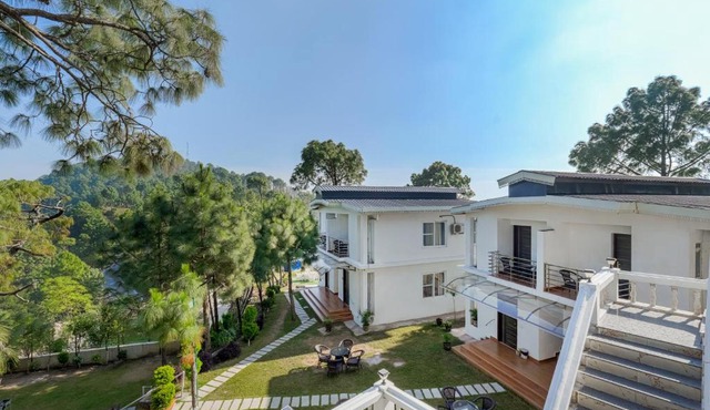 ELIVAAS Signature Stars and Windsongs with Shared Pool, Garden, Game Zone, Restaurant, & Hill Views Pet-friendly