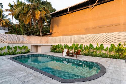 ELIVAAS Valiyaveetil Mansion 5-BHK Mansion With Private Pool, Home Theatre & Garden Near New Marine Drive