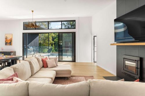 Endeavour Grey - Mothar Mt Horse & Guest Stay in Woondum