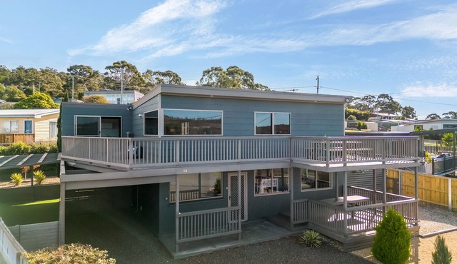 Escape to Coastal Tranquility - 400m from Primrose Sands Beach in Primrose Sands
