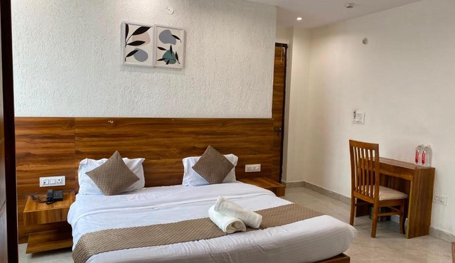 Evia Stayz 5 Min Drive to Railway Station in Dehradun