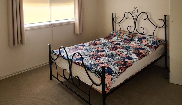 Executive Berwick home. 2 Storeys large lounge + office area. Suit professional in Berwick
