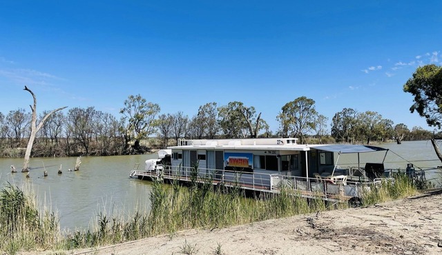 Experience the original houseboat holiday aboard a Liba Liba - HIRE DRIVE in Paringa