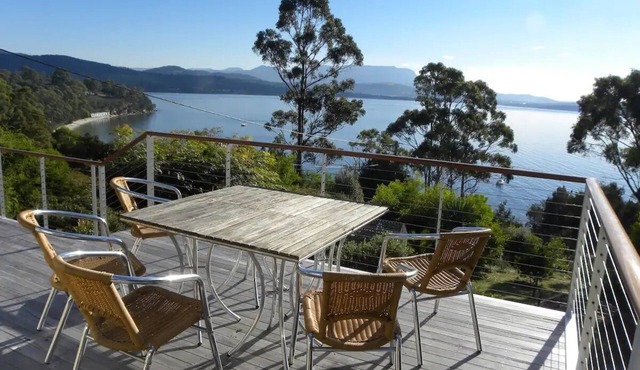 Exquisite Coastal Retreat: Waterfront Coningham Oasis near Bruny & Hobart in Coningham
