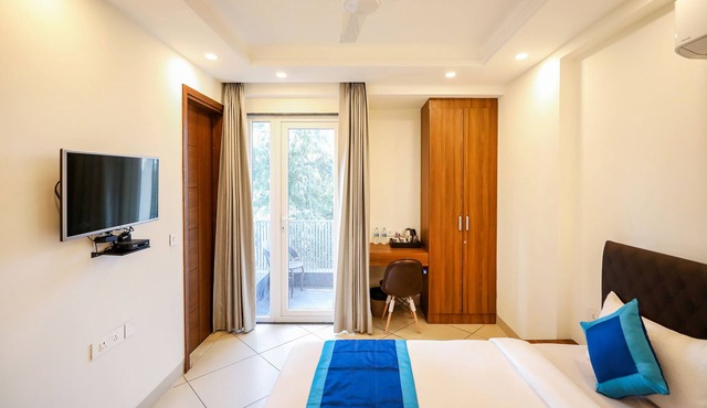 Fabhotel La Paz Stay B&B