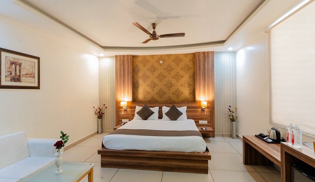 Fabhotel Signature Inn