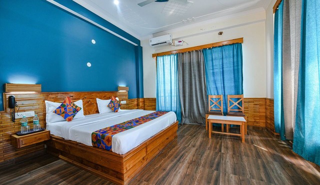 Fabhotel Snower