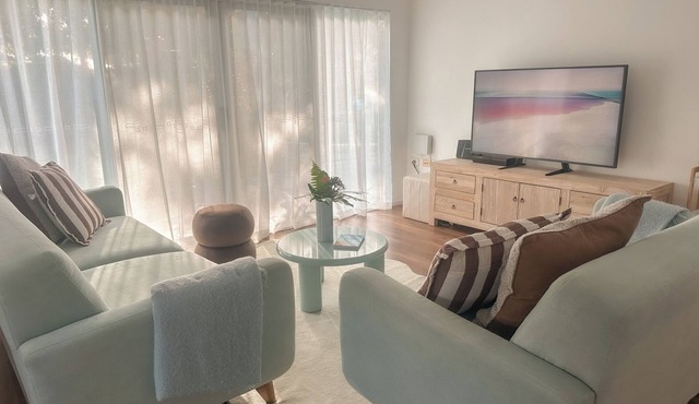 Family friendly, coastal, long term stay, with pool in Cairns Northern Beaches! in Yorkeys Knob