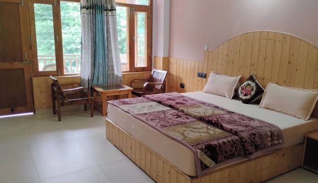 Fantastic 4-bedroom lodge in delightful Manali for your getaway in Manali