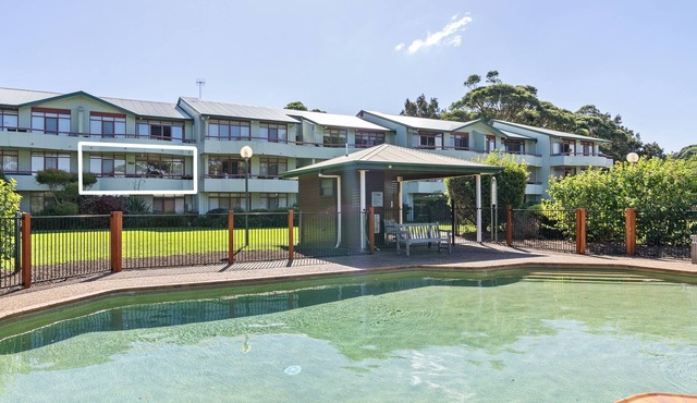 Fathoms 7 - Beach, Pool, Tennis and Wifi -Linen Provided in Mollymook Beach