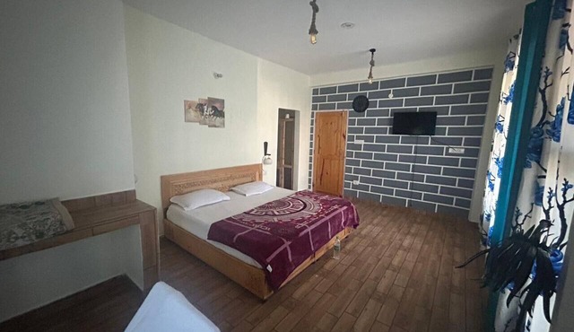 Footsteps Hostel and Cafe