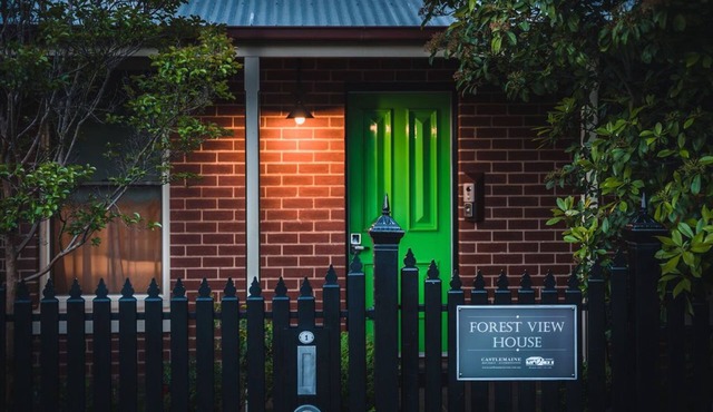 Forest View., Stunning HIA Building Award Winner, luxuriously appointed and comfortable. Perfect for. in Castlemaine