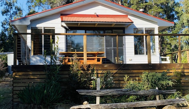 Fully Fenced Home on Bruny Island, Wrap Around Decks, 20m to Water on 3 Sides in Lunawanna
