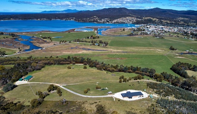 George River Park (Prestige House, 100 Acres, Animals, Bay/Mountain/Town Views) in St Helens
