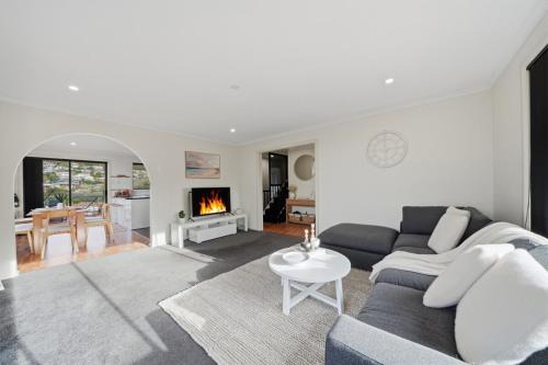 Glenorchy Family Retreat Near MONA & Hobart CBD Sleeps 11 in Rosetta