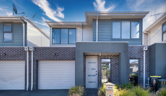 Glenroy 2BR1BA in Townhouse Parking+Wi-Fi+Bath in Glenroy