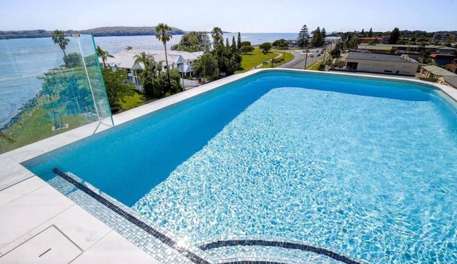 Glorious 2-Bed with Waterside Balcony Views in Batemans Bay