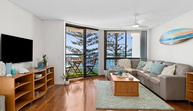 Golden Views Hideaway - Beachside Apartment in Golden Beach