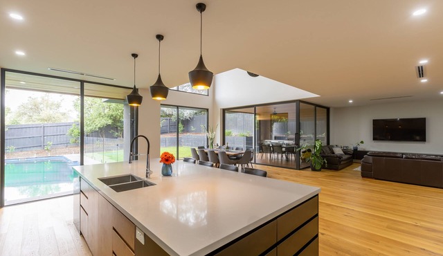 Grand Luxury Retreat in Melbourne's East in Templestowe Lower