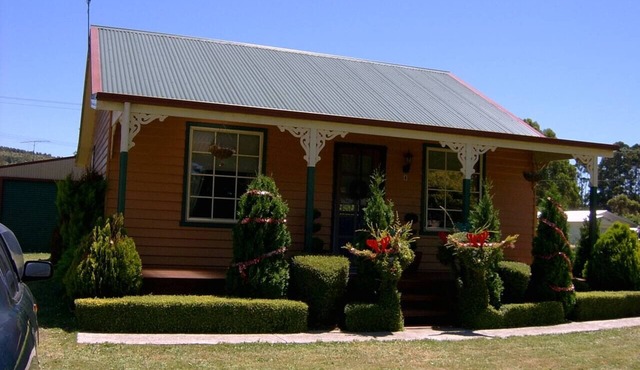 "Grand Ole Topiary" Country Cottage' Accommodation. Railton Tasmania in Railton