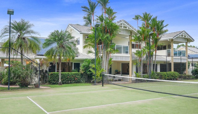 Grand Slam Getaway w Tennis court & Heated pool in Kewarra Beach
