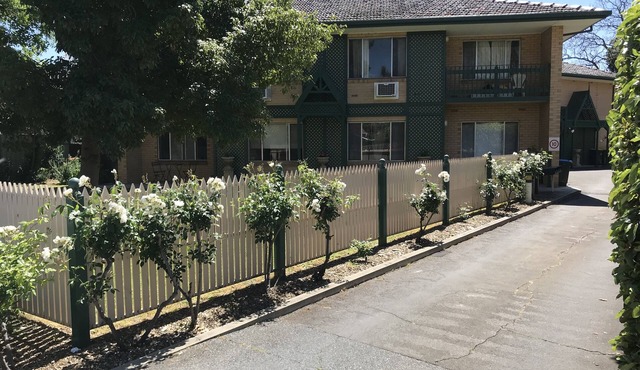 GREAT/SPACIOUS TWO BEDROOM GROUND FLOOR UNIT ONLY 5 MINUTES FROM THE CITY! in Walkerville