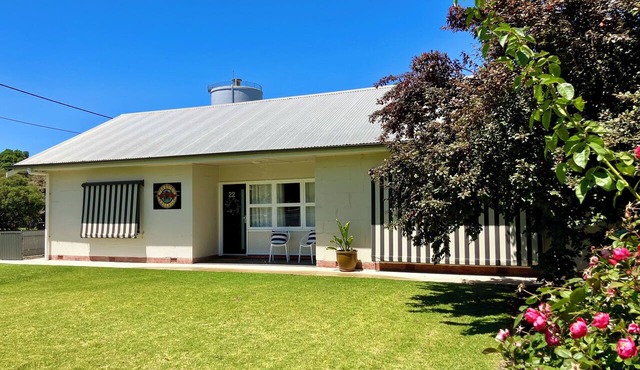 Gums N Roses B&B Quiet & Central Location. Spacious For Family & Pet Friendly🌹 in Bordertown