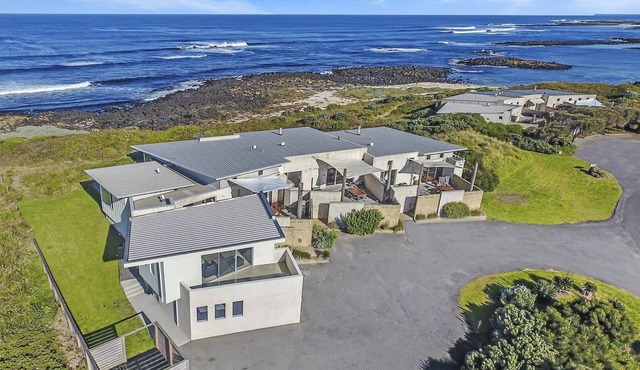 Hearns Beachside Villa 2 in Port Fairy