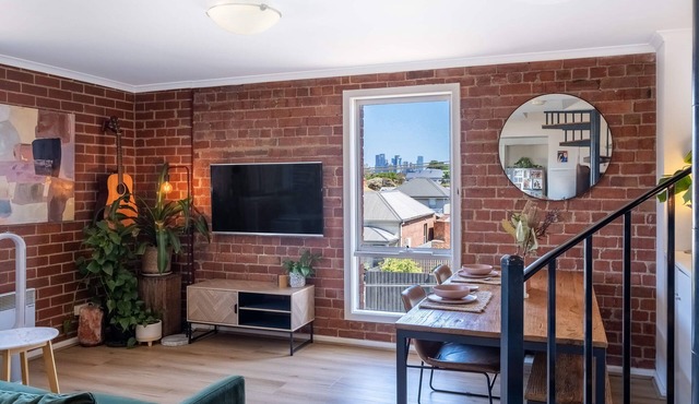 Heritage Loft in Brunswick- city views, free secure parking + workspace in Brunswick