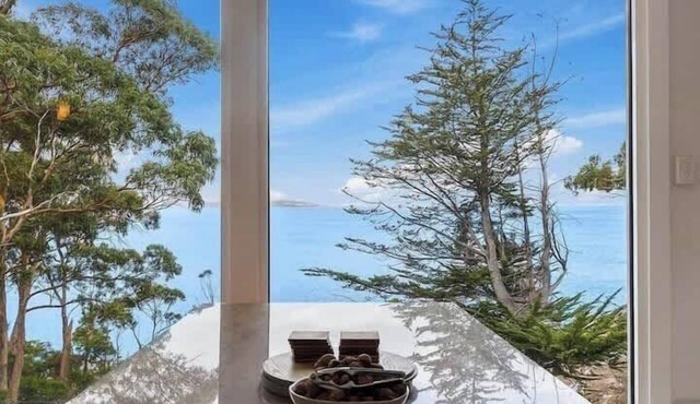 Hidden Bay Retreat 15 Min to Hobart, 5 Bed 3 Bath in Blackmans Bay