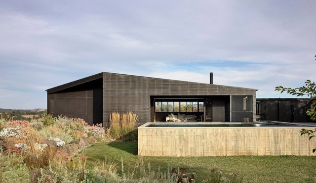 HILLPLAINS HOUSE + COTTAGE - 100% OFF GRID LUXURY in Metcalfe