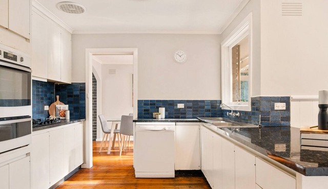 Holiday House In between Mt Dandenong and Westfield Knox - Home away from homen in Boronia