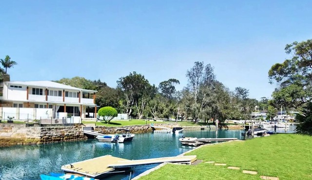 Holiday on the Waterfront in Pittwater -Beach, Swim, Kayak, Boat, Fish and More! in Newport