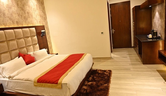 Hotel Aakriti Clarks Inn Express in Bareilly