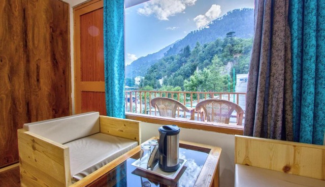 Hotel Beas River Retreat - A Riverside Hotel with Balcony in Manāli