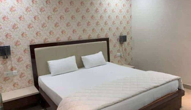 Hotel Crown Resort in Satna