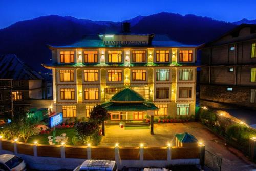 Hotel Hayer Regency in Manāli
