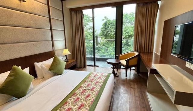 Hotel IP Royal By Qotel