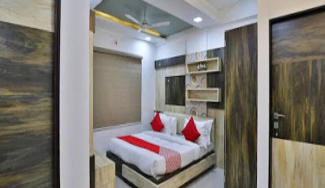 Hotel Krishna Palace in Becharaji