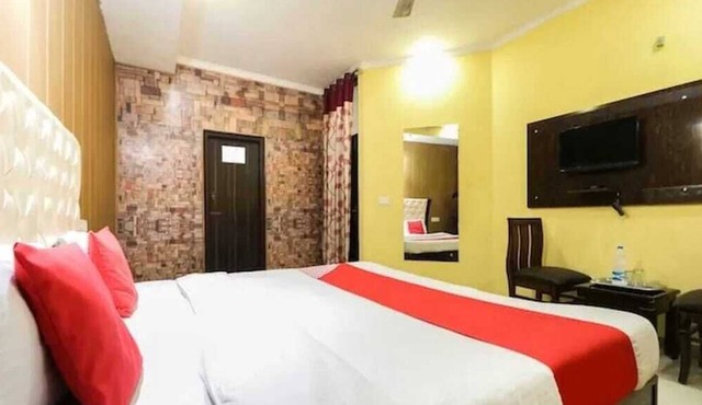 Hotel Kuber 7 in Zirakpur