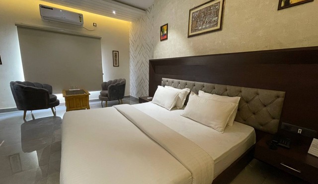 Hotel Pinaki Inn in Pendra Road