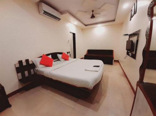 Hotel Savera Holidays Main Market