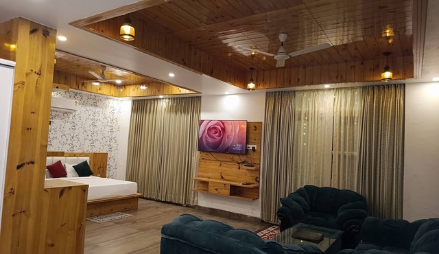 Hotel The Crown in Dharamshala
