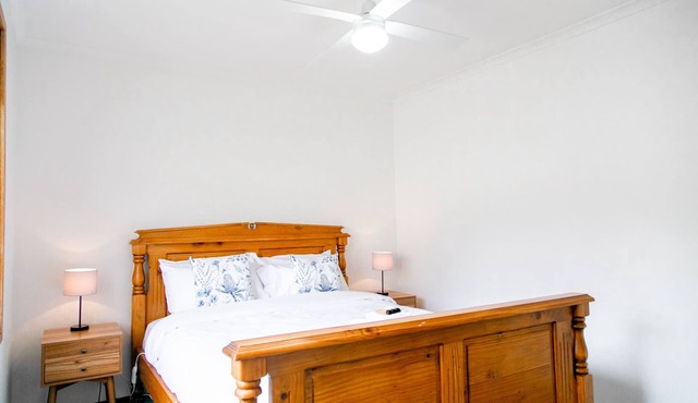 House 3 BR with parking, Close to hospital 2.2km Red Energy Arena Bendigo 1.6 km in Golden Square