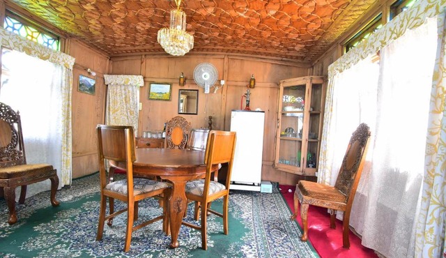 Houseboat Zaindari Palace