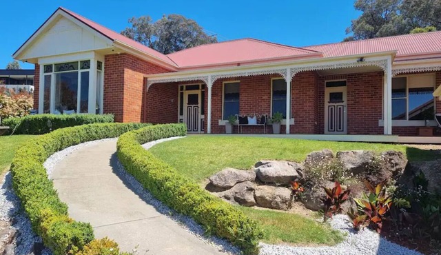 "Huonview" House on the Hill. Views for miles. 5 mins from CBD in Wodonga