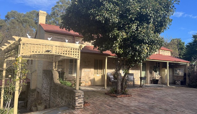 Ideal location to explore historic Strathalbyn, Wineries, good food and scenery in Strathalbyn